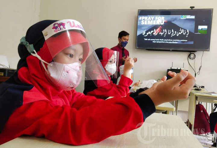 dhis-primary-bandung-gelar-doa-untuk-korban-gunung-semeru_20211208_193938